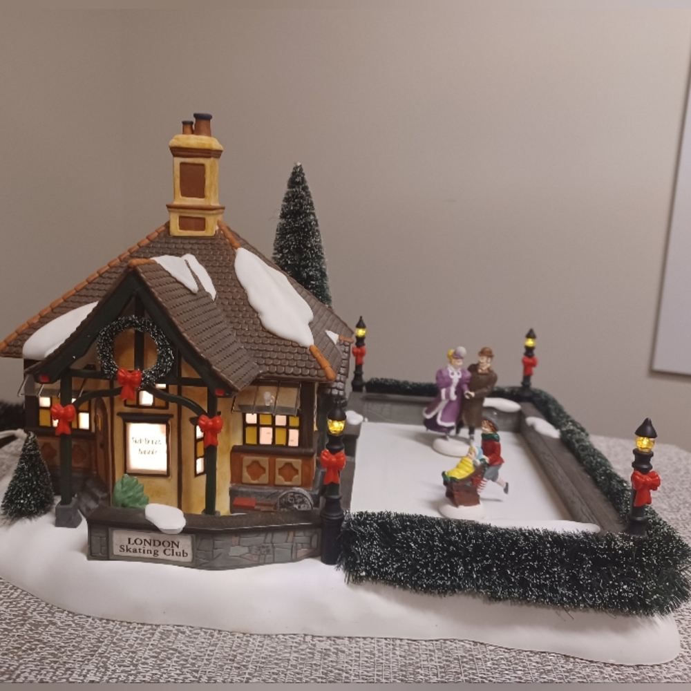 Dept 56 London Skating Club Gift Set Dickens Village Series No Movement Sound